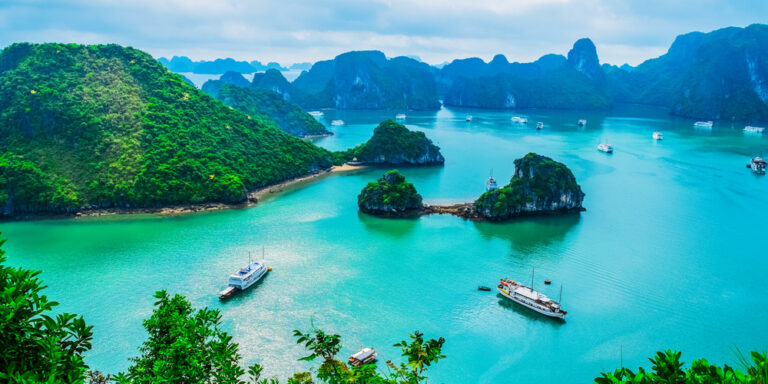 What are the main tourist resorts in Vietnam?
