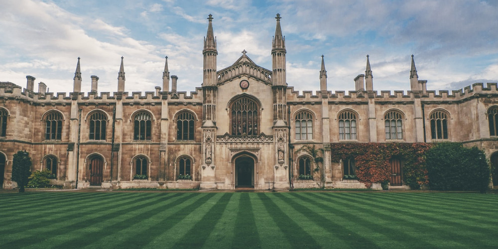 10 reasons why you should travel to Oxford instead of London