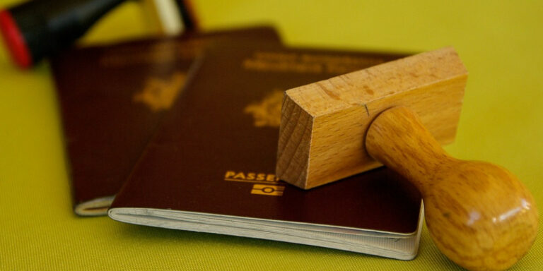 Аэропорт Дубая крепит специальный стикер на паспорта: Добро пожаловать во второй дом!