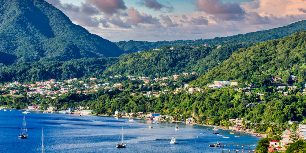 What are the main tourist resorts in Dominica?
